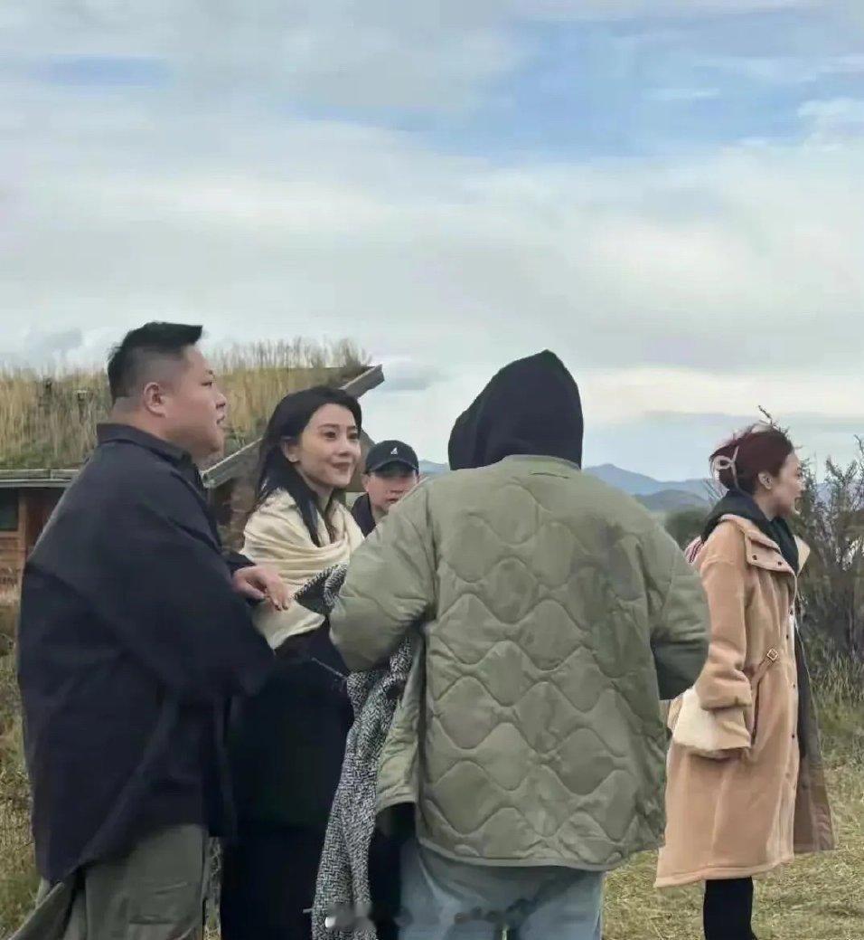 路人最真实的镜头，高圆圆长相一般，不知为何会被吹捧成国民女神