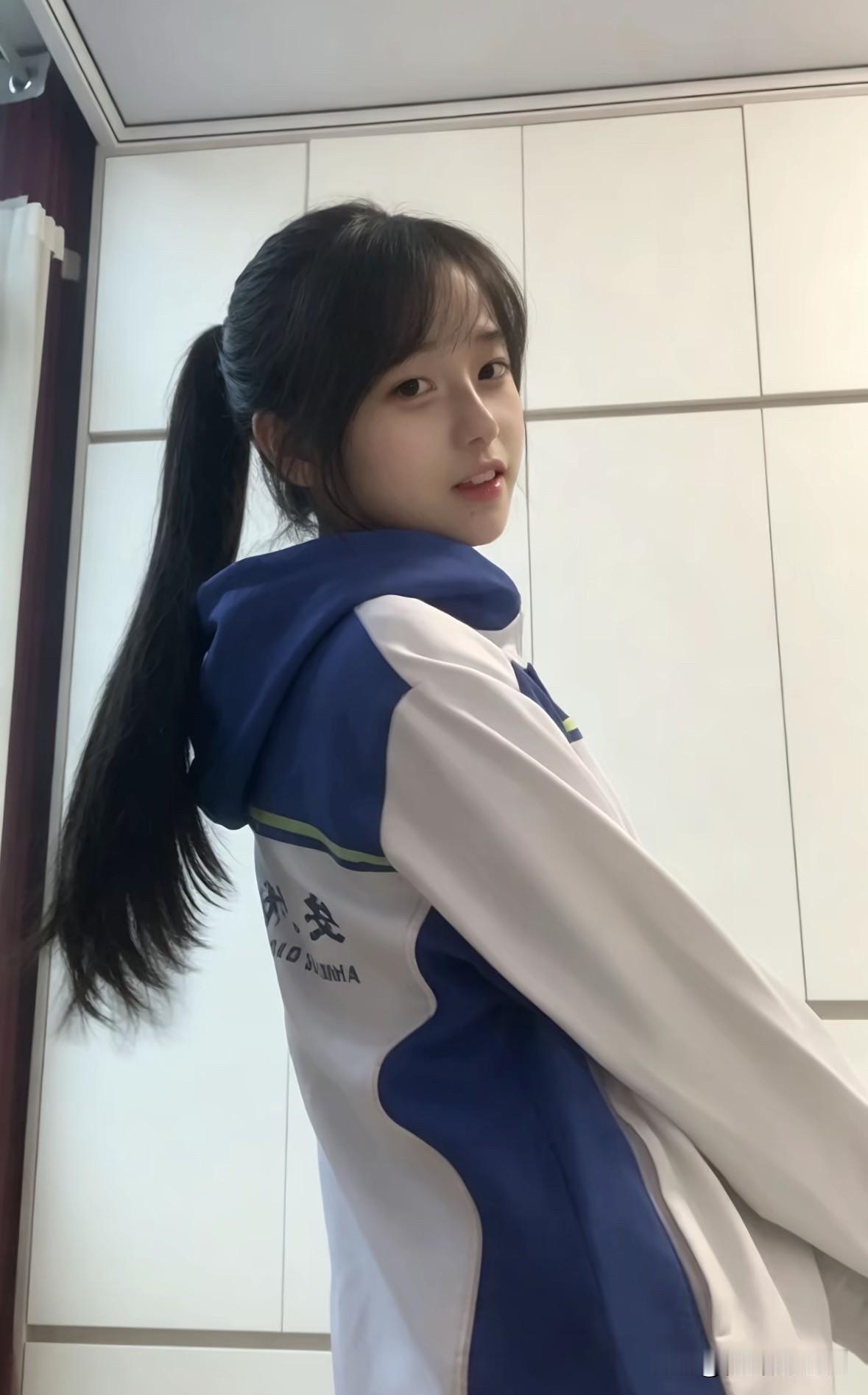 简单的校服，利落的高马尾，一回头，便是少年时代最鲜活的模样。高马尾