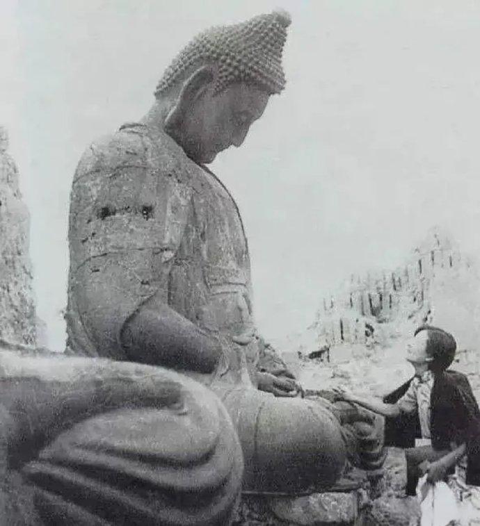 梁思成1934年抓拍的一张照片，30岁的林徽因在山西省汾阳县小相村灵岩寺铁佛前，
