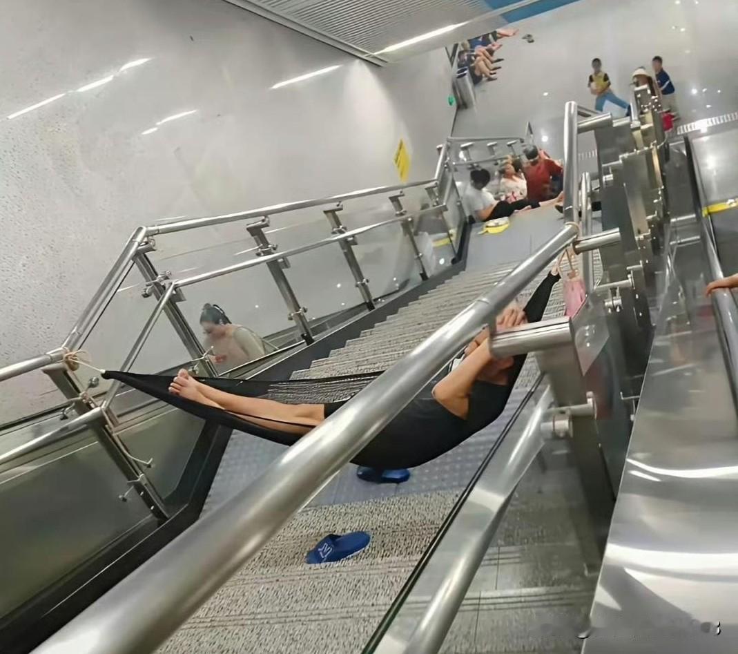某地地铁站，这样蹭空调就过分了！这段时间，天气越来越热，去地铁站蹭会空调，其