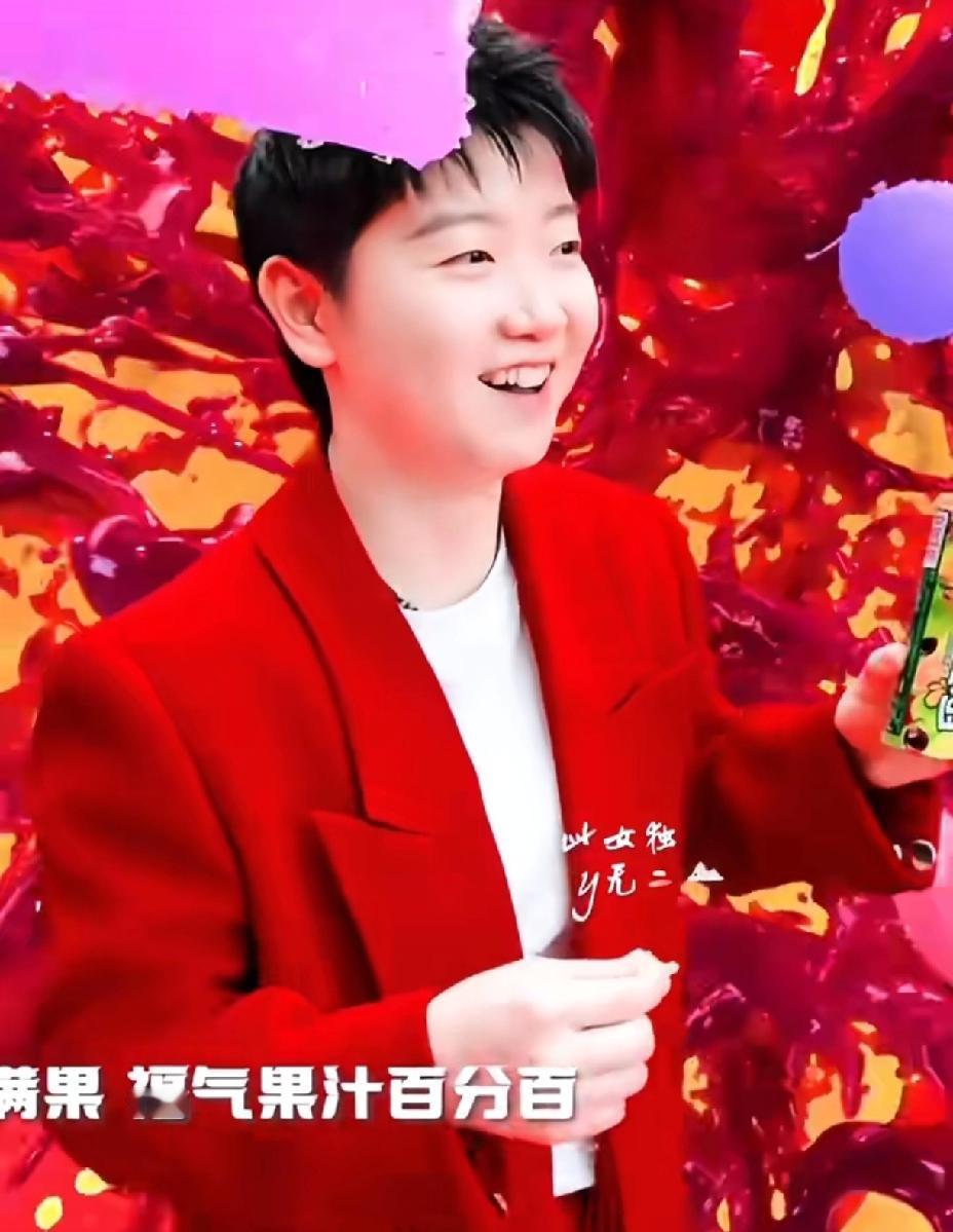 红色西装的莎莎太可爱了，拍着拍着自己都笑场了，这笑容太治愈了。吃完糖果还不