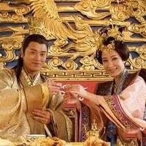 1464年，17岁的明宪宗轻轻地解开34岁万贵妃的衣衫，他看到万贵妃细白软嫩的肌