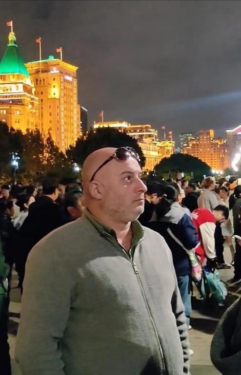 为什么很多美国人到了中国后不笑？全都表情严肃的看着中国的一切！来中国玩的外国人越