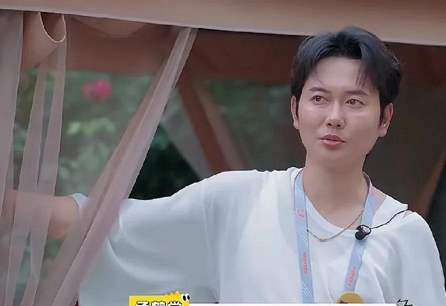 孟鹤堂问黄圣依：“如果让你给家里人做一个排名，你会怎么排？”黄圣依：“我现在就是
