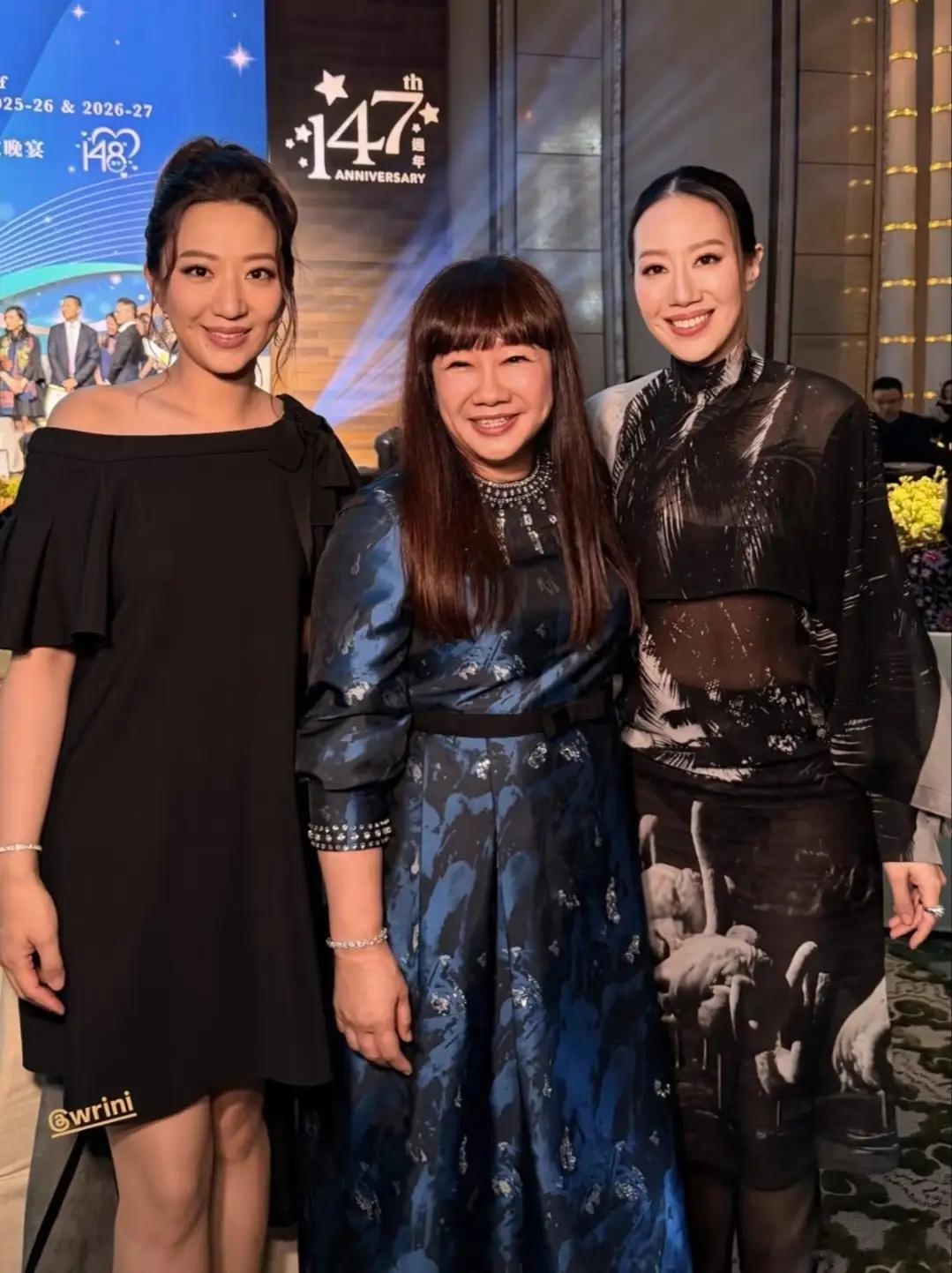 40岁汪圆圆与汪诗诗出席晚宴，打扮好低调，嫁蔡加赞生三孩很幸福！！！！