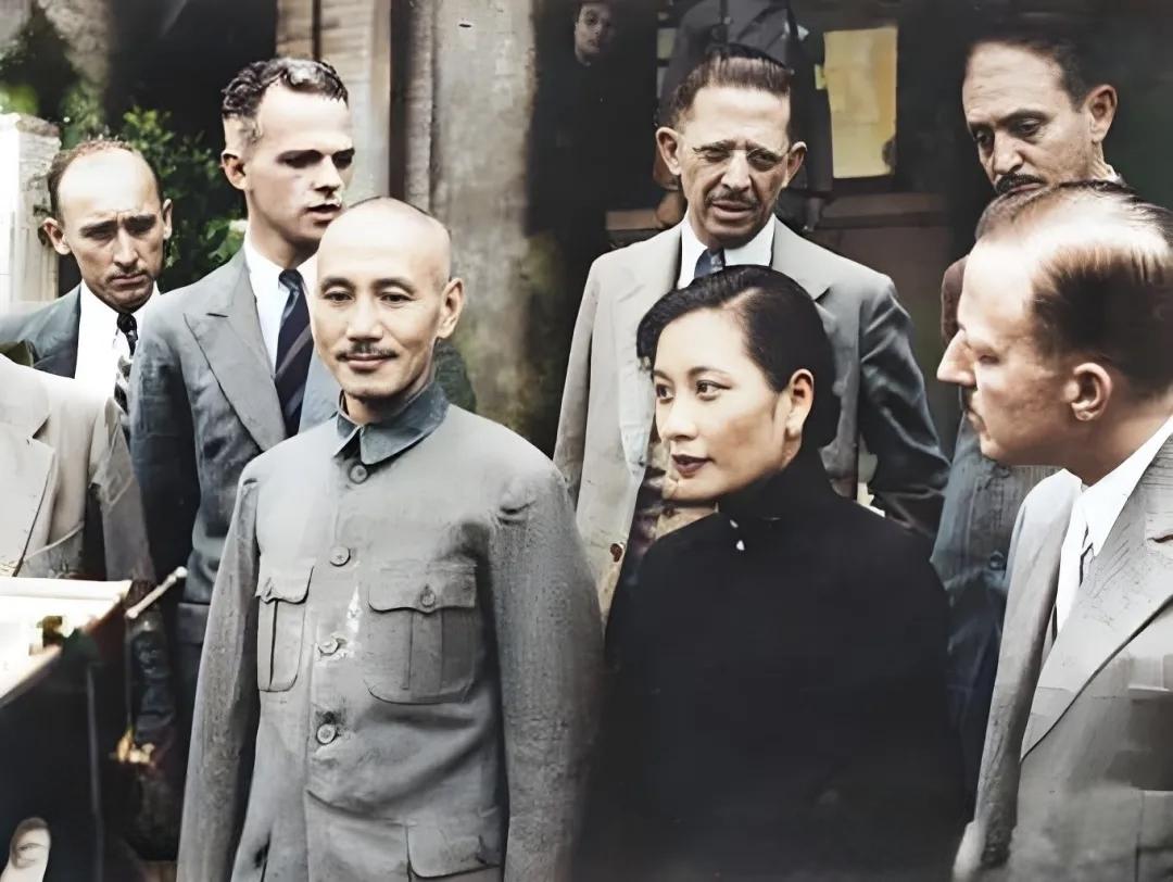 历史老相片分享很少见老蒋穿中山装，他经常不是军装，就是长袍马褂出镜！