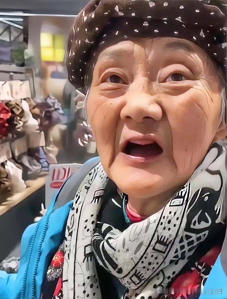 五一带妈出游，一根头绳藏满温柔孝心看哭了！五一假期，男子带着自己的妈妈去旅游