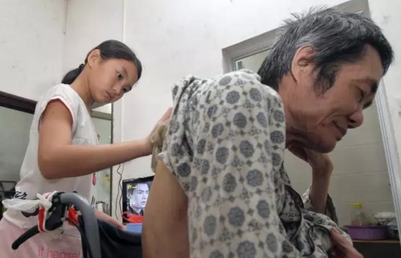 2006年，广东一男子在医院陪护流产的妻子，谁知在病房外抽烟时，竟意外发现一名女