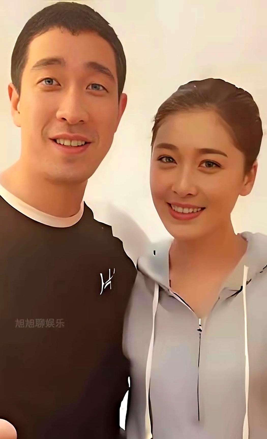 王千源基因实在太强，女儿简直是他的翻版，长得太像了。前阵子电影首映礼，妻