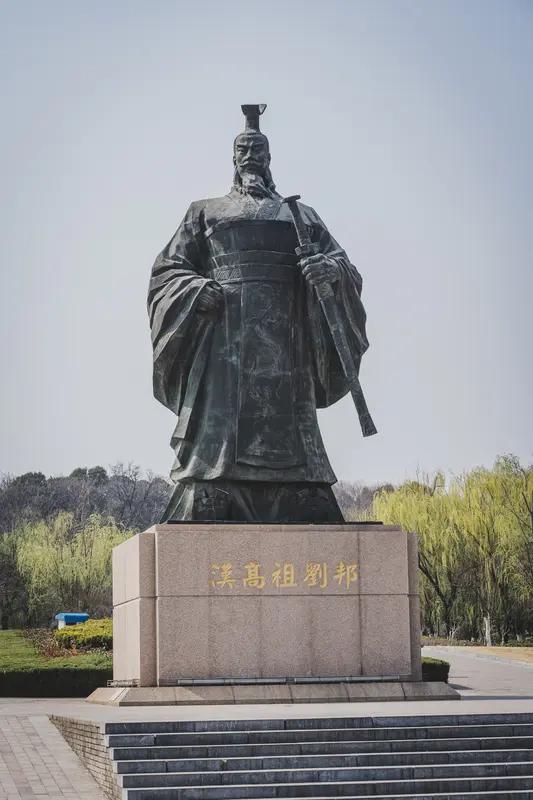 刘邦能从小小的沛县亭长一路“打怪升级”，最终成为大汉开国皇帝，就像游戏通关离不开