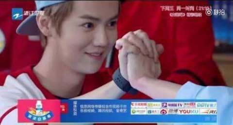 鹿晗迪丽热巴暧昧对视情侣cp玩的就是心跳