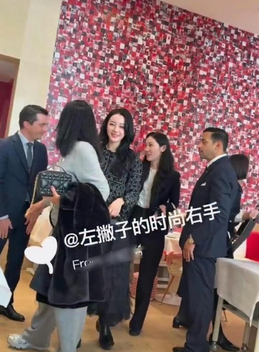 迪丽热巴应粉丝要求把刘海去了，来看看无刘海造型如何？​​​
