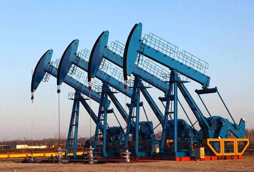 俄罗斯卖原油和天然气给中国,中国支付人民币给俄罗斯。然后,俄罗斯再用人民币在中国