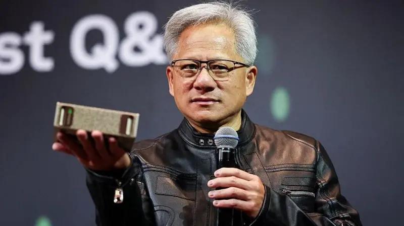现在才知道紧张，是不是有点晚了？2025年10月6日，英伟达CEO黄仁勋在接