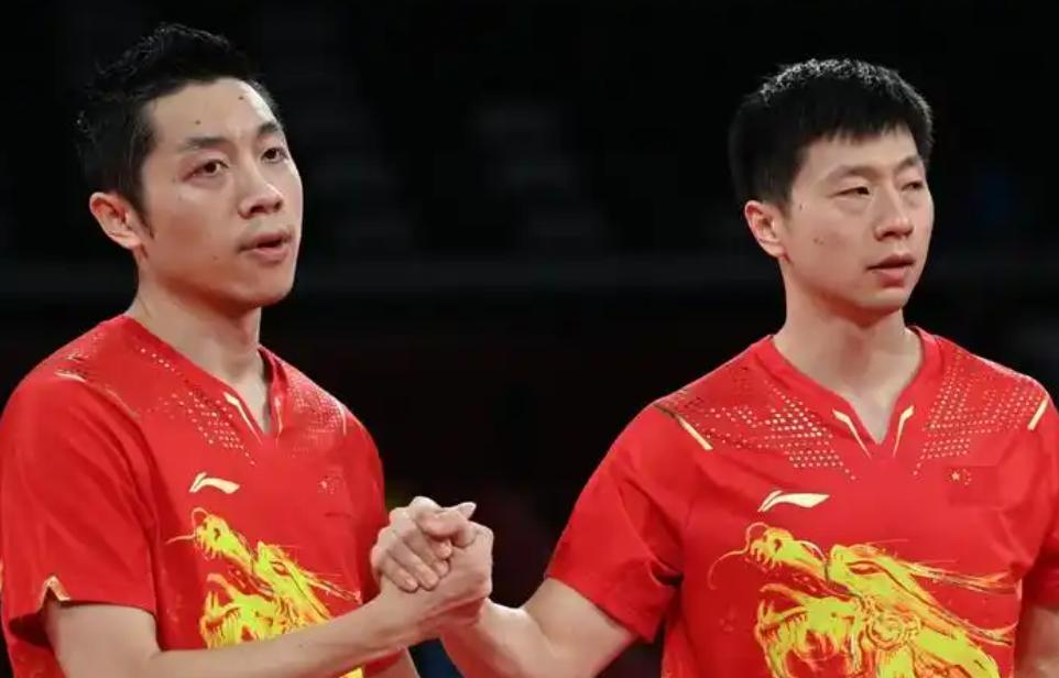 马龙、许昕以“志愿陪练+技术顾问”身份深度参与备战世乒赛。马龙作为乒协副主