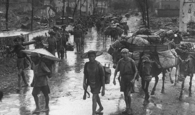 1937年10月，一支奉命前往淞沪战场支援的川军，拿着钱在南京的街头买胶鞋、吃卤
