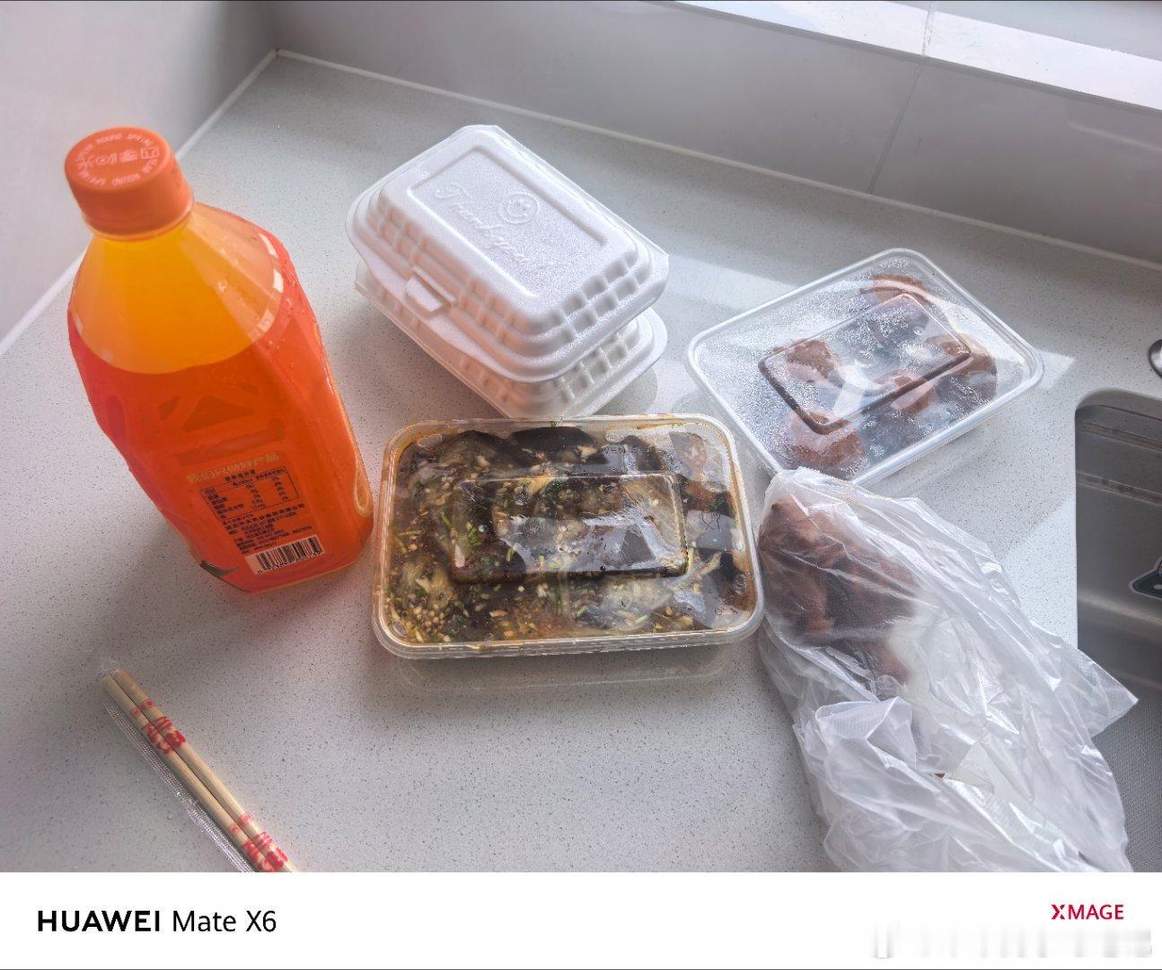 中午吃个工地饭，两荤一素19块，还有一瓶饮料[doge]​​​