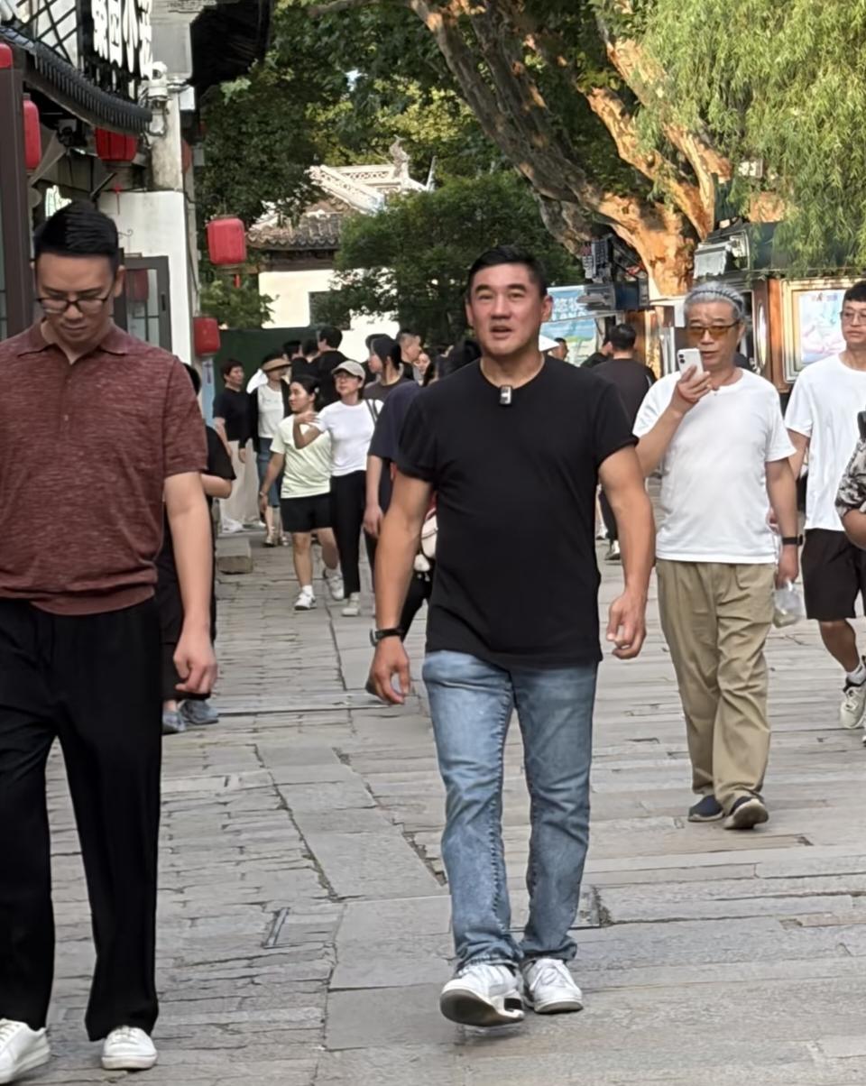60岁吴大维在无锡惠山古镇旅游被偶遇，他现实中真人看起来很年轻，身材微胖，整个人