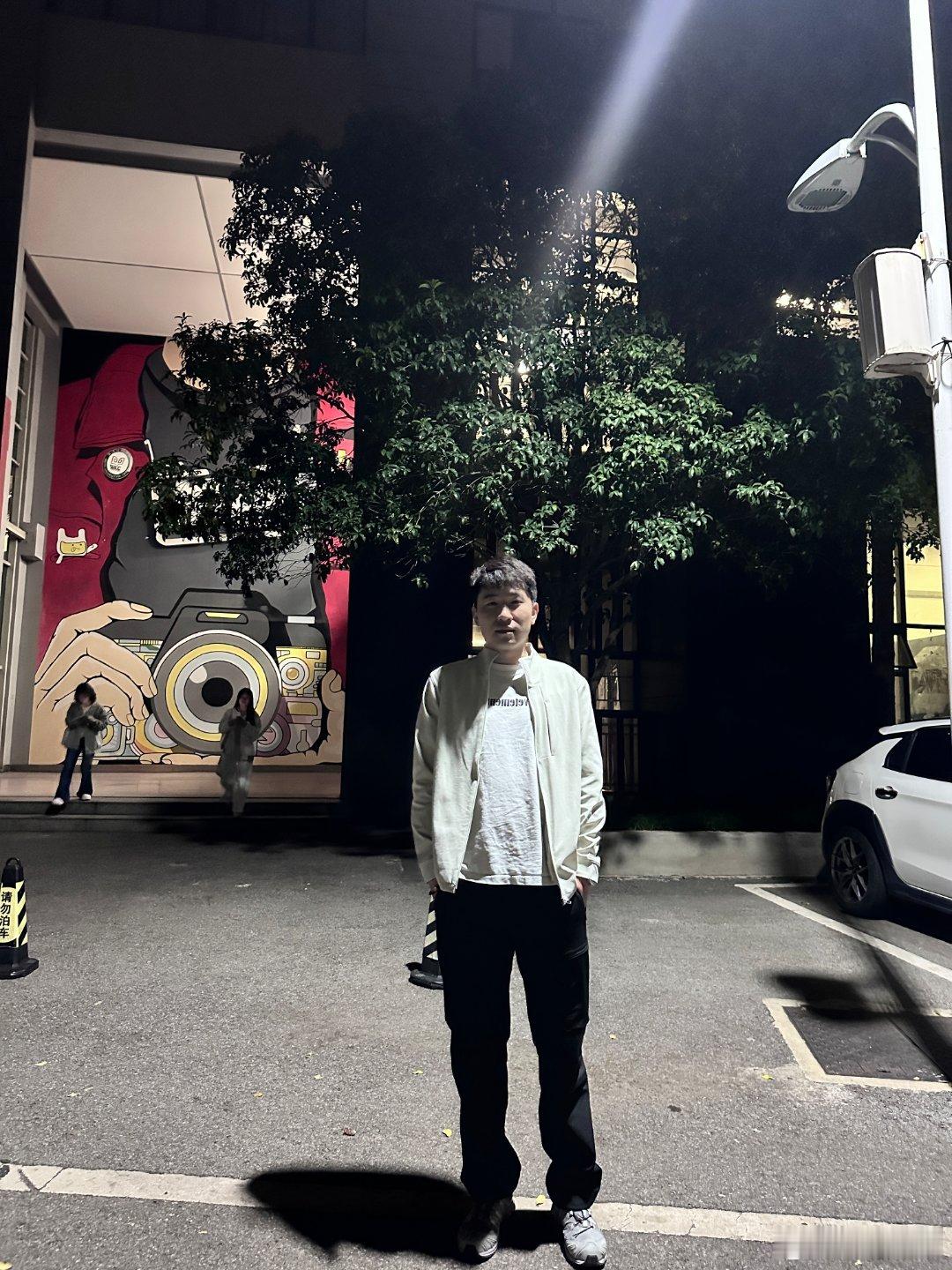 真的是十年弹指一挥间这是我们的教学楼叫动画学院我当时学的是摄影虽然是学渣