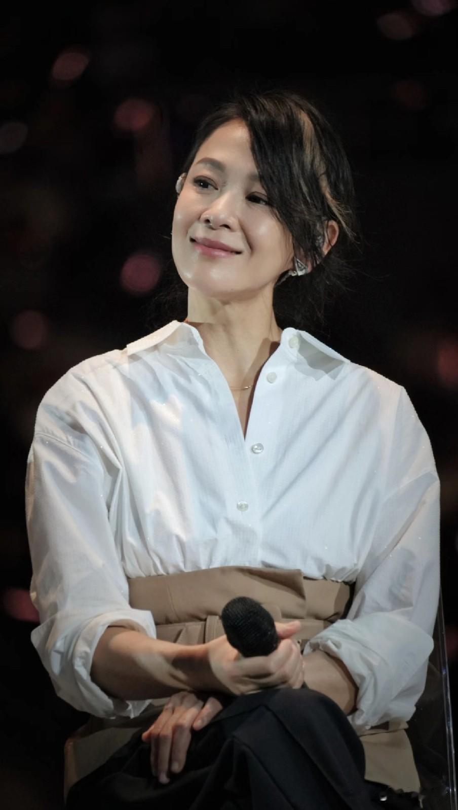 56岁的刘若英。​给所有女人都提了个醒！​无论你多优秀，多年轻，多有钱，也千