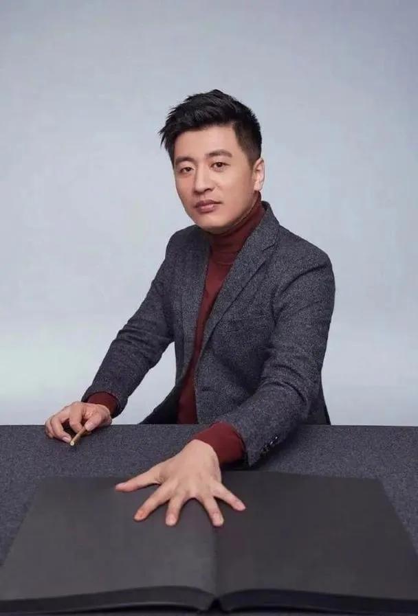 家人们，张雪峰突然泪洒直播间，说要告别了，事情可没这么简单。他一边删视频，一边自