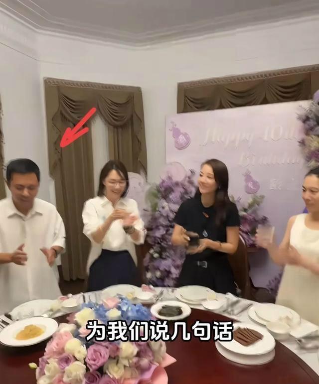 主持人王冠富豪老公李先生曙光！8月26日，41岁王冠携老公参加好友生日宴，这位金