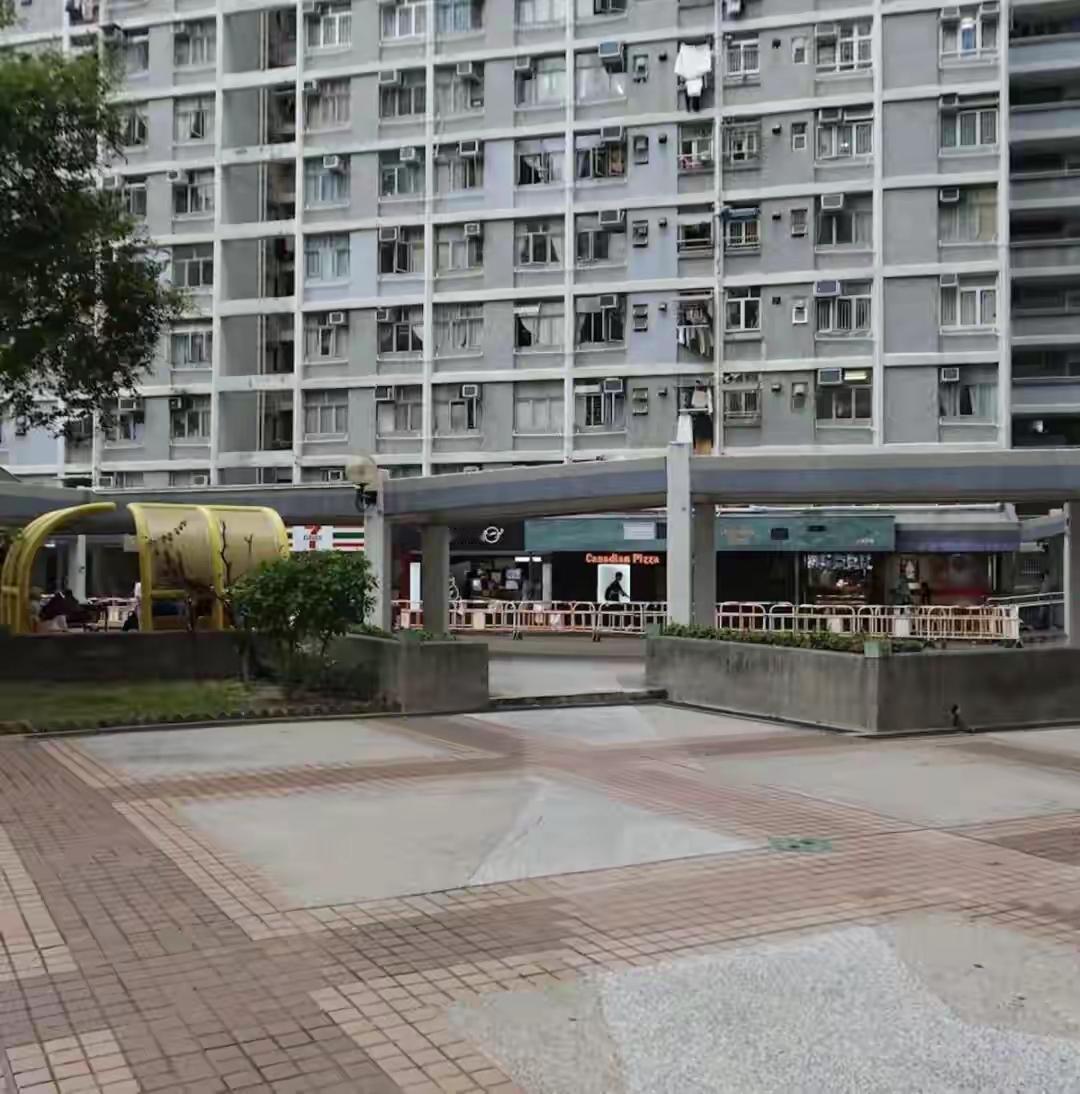 香港26岁男大学生在家看色情片,颈部缠绕蓝布窒息死亡!近日,香港葵涌葵俊苑发