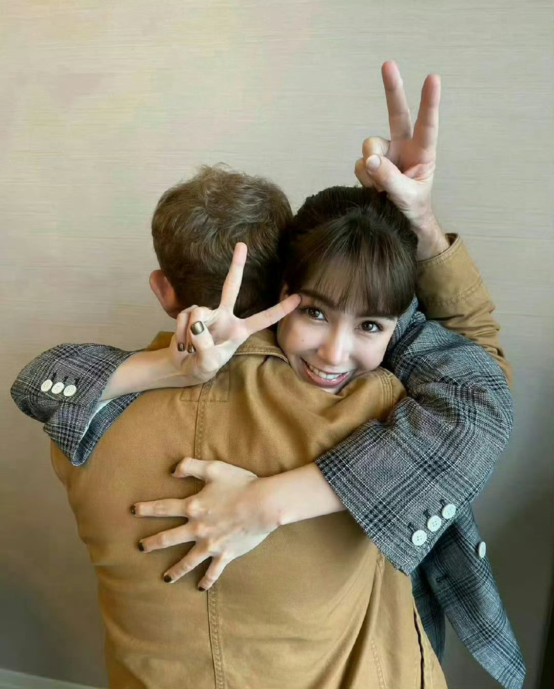 昆凌在爸爸面前永远是个小女孩