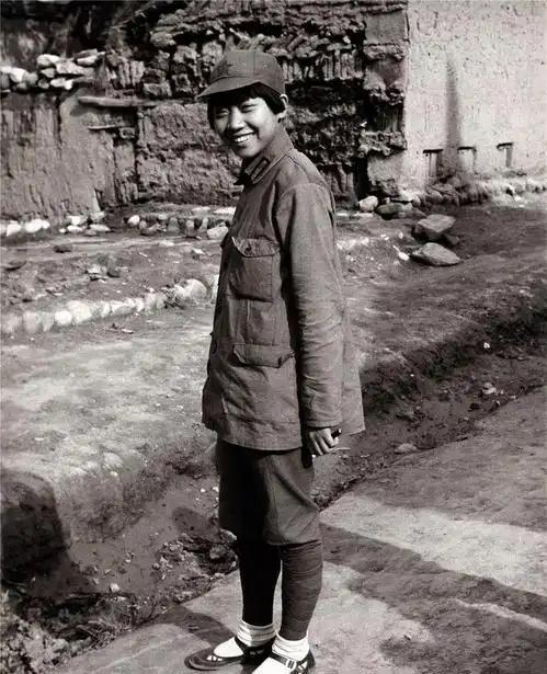 1937年，敌军跟在红军后面紧追不舍。突然，一抬着伤员的民夫猛地扔下担架，一头钻