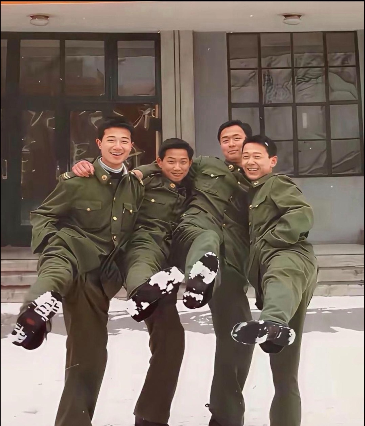 还是那四个人，隔了25年，一眼就能看出来，一个个都发财了​​​