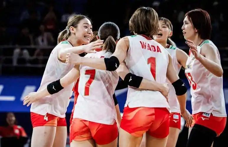 日本女排彻底尴尬了！第三局她们以10:2遥遥领先中国女排，日本队员、教练组和替