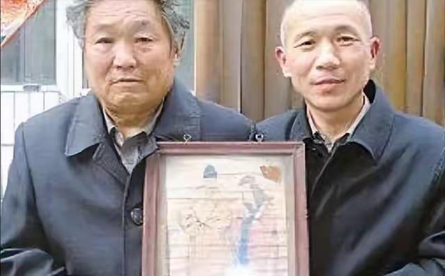 不是马后炮！其实14年前，朱元璋的后代就上交过他的真实画像，不但根本不是鞋拔子脸