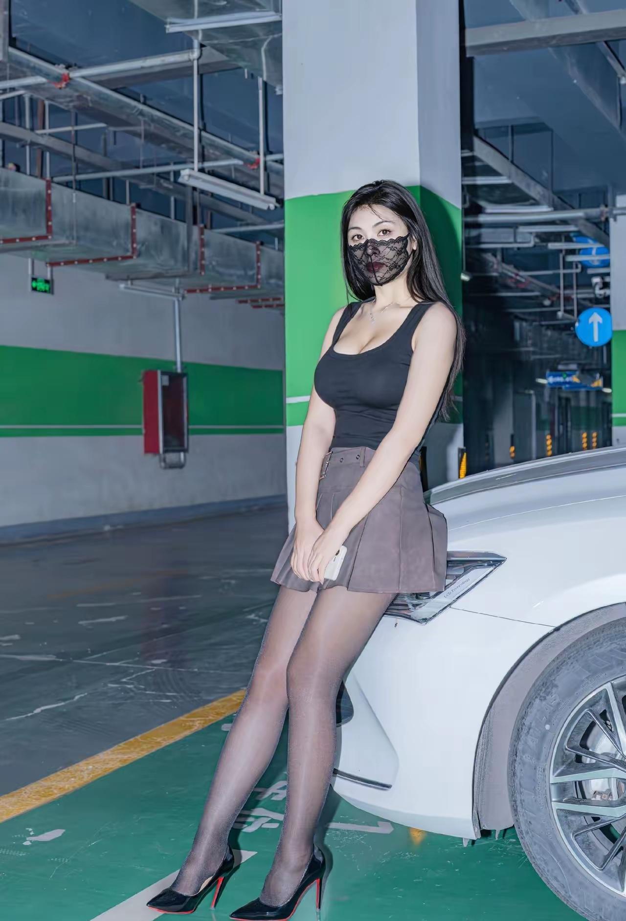 到地下车库开车，竟然看到一个美女靠在我车头！不拍张照片，不多看一眼倒显得我不解