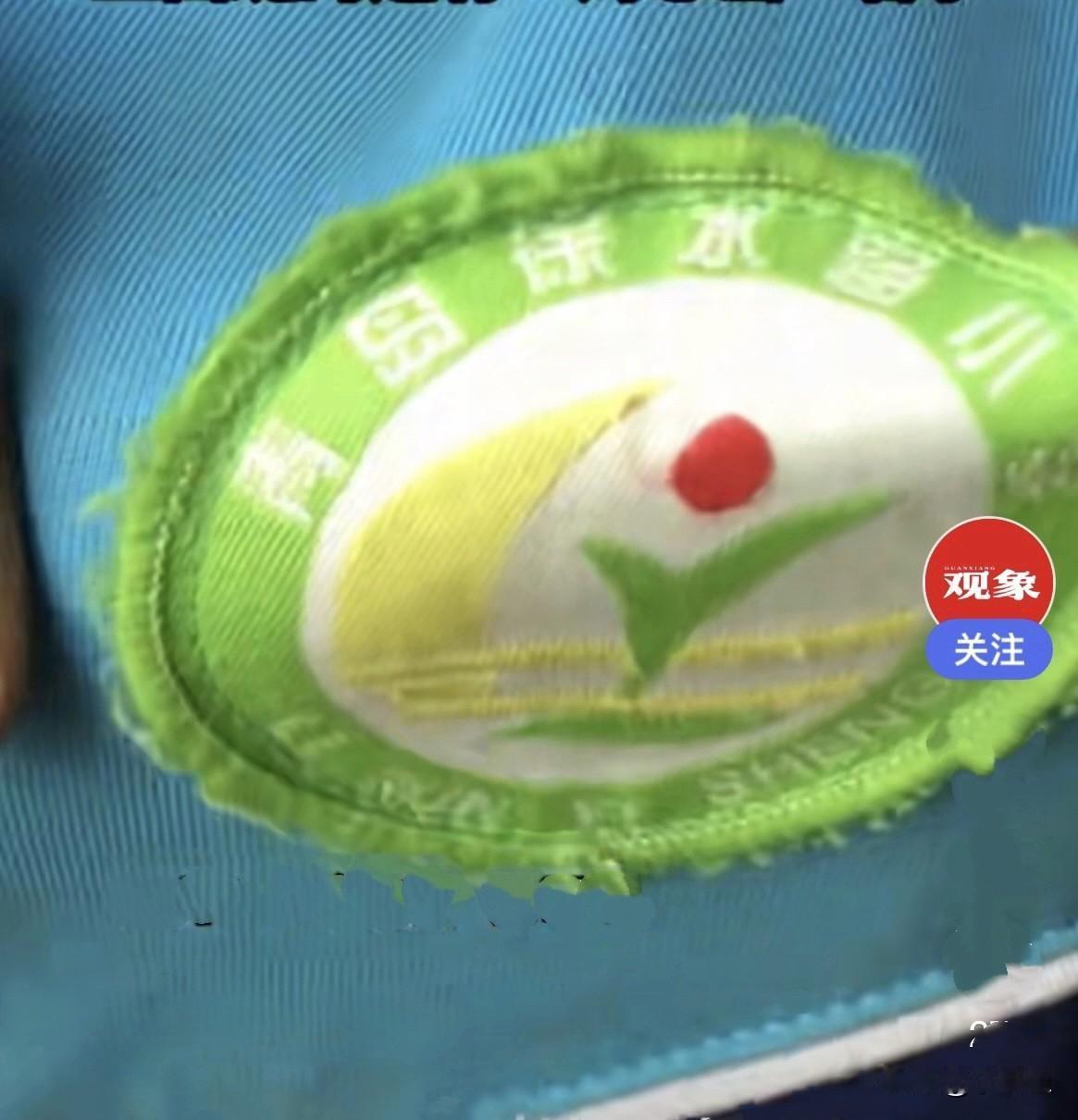 近日，一位女士在非洲安哥拉的一个华人商贸城里，遇到了一个当地黑人小男孩，他穿着青