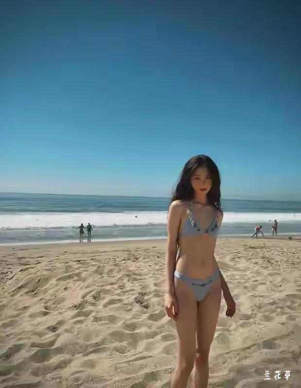 黄磊女儿黄多多晒泳装照。在朋友的陪衬下，黄多多显得曼妙娇俏，美丽无比。黄