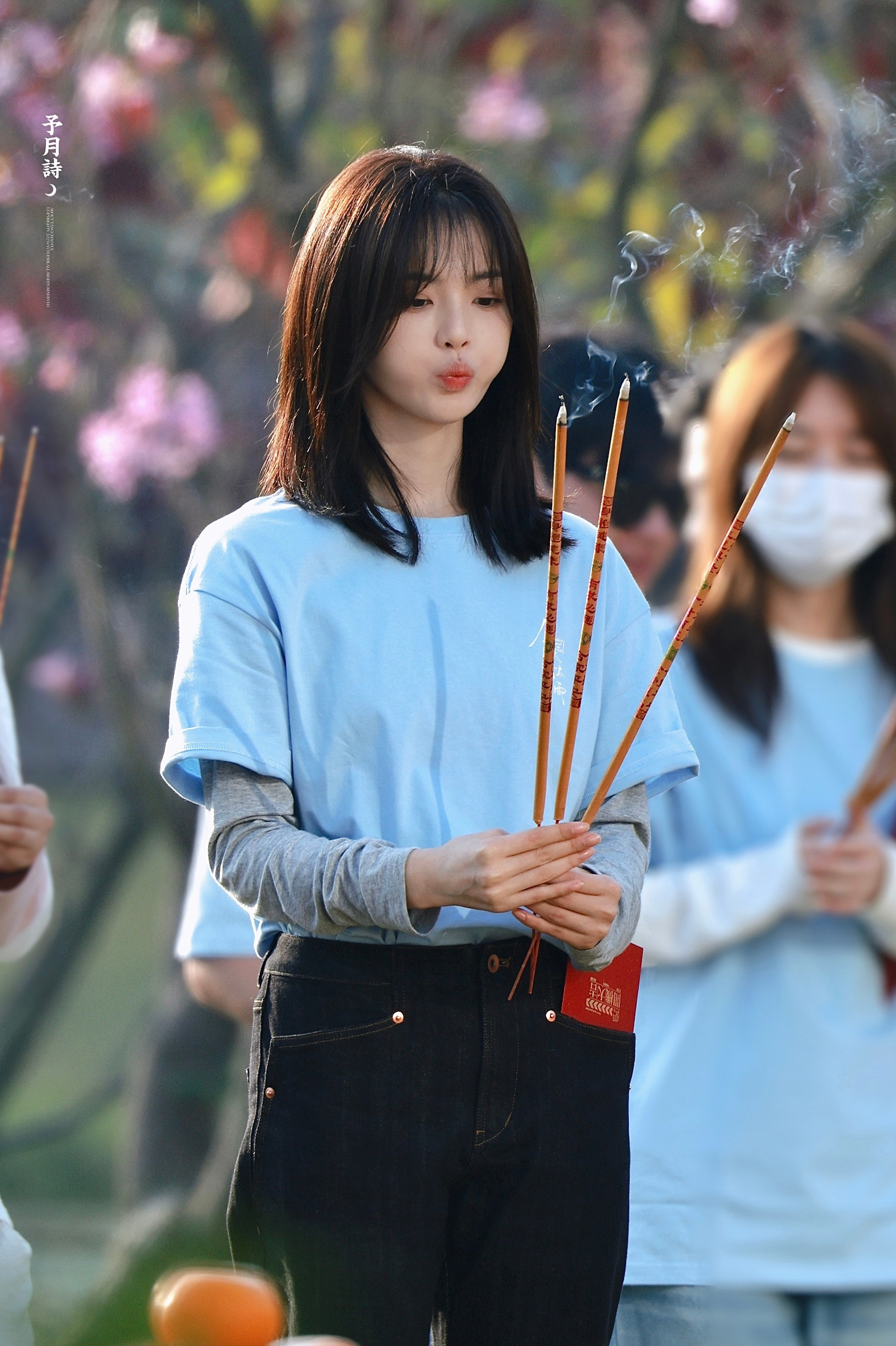 杨超越被绊倒谁在栽赃谁在陷害，原来是草地上的红毯。杨超越今天是太阳雨开机大吉