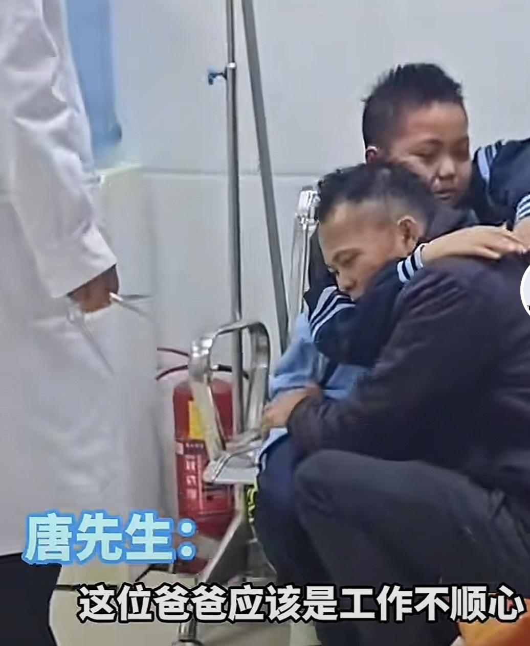 广西南宁，一男子看到儿子只考了10分时，怒火中烧，他没有丝毫犹豫，随手拿起身边的