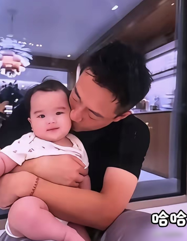 汪小菲半岁的豪门新太子一露脸，前妻当年定下的规矩彻底碎了。这孩子没用大S家的希字辈，直接拍板叫汪吉辰