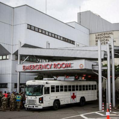 美军伤亡彻底藏不住了！美媒：医院已超载，血库告急，美军正和孕妇抢血用。越来越觉