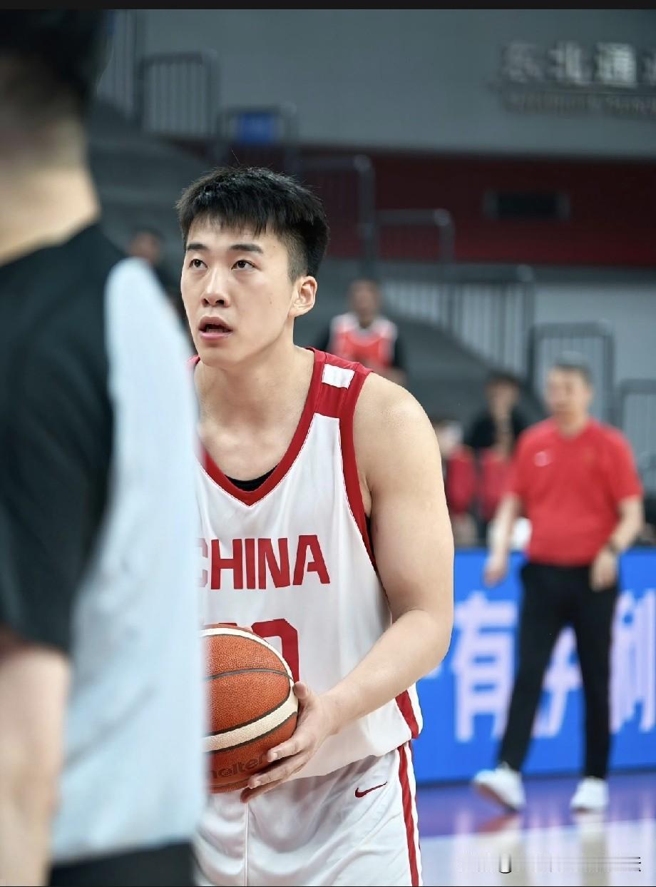 中国男篮终于等来自己的“持球大核心”！两队主帅赛后集体“表白”，21岁的“最强暑