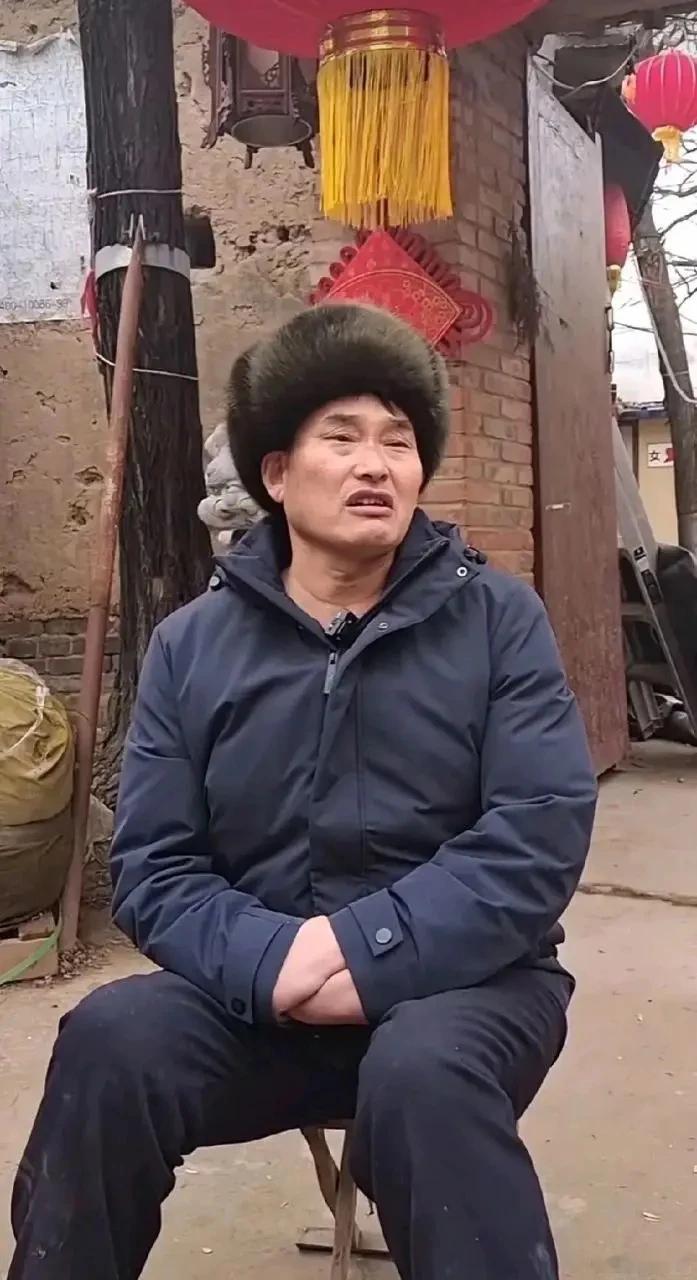 有人劝朱之文让他儿子出去上班，他回怼了一句：挣不着钱不说，还净被人当枪使。一个商演十万一场的爹，说这