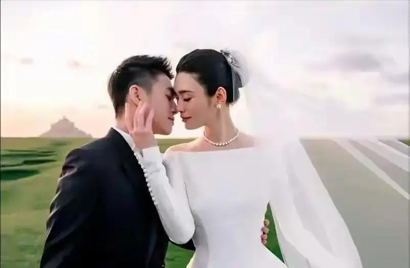 赌王儿子娶超模七年才补婚礼，澳门答谢宴22只金镯挂脖子值300万，何超琼罕见同框，何猷君台上自嘲比老