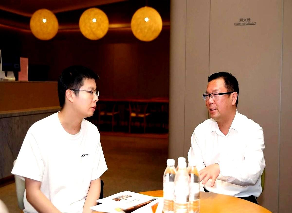 穿短袖见领导的科技大佬火上热搜！网友：他越随意，我越安心科技圈真大佬谁在乎西
