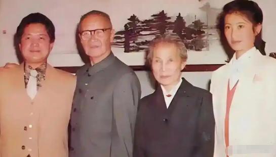 1982年，起义飞行员黄植诚与空姐马红结为夫妻。8年后，马红以事由前往美国后迟迟