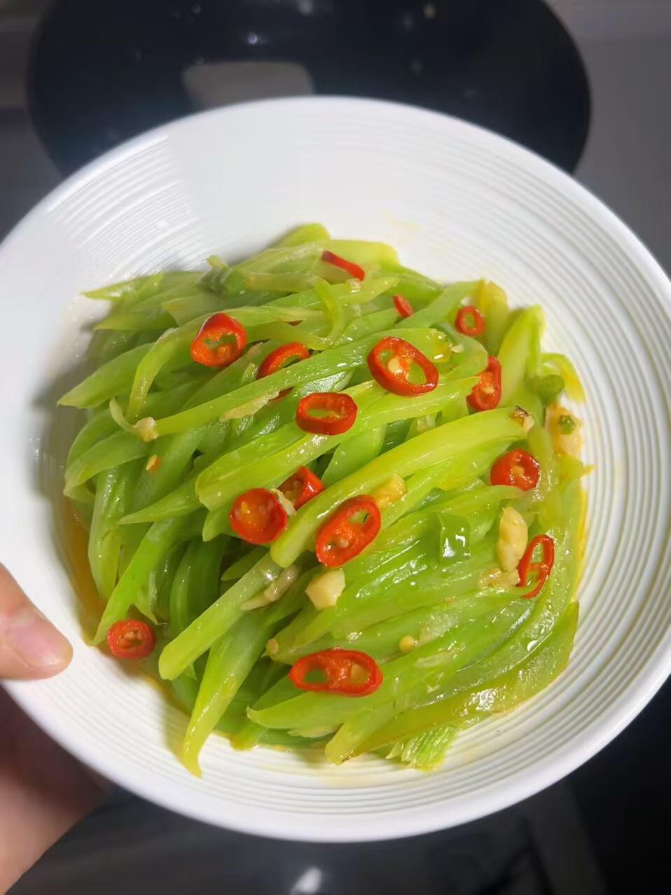 好吃到破防！减脂期的姐妹们，这道清炒莴笋一定要锁死！讲真，没想到莴笋这样做这