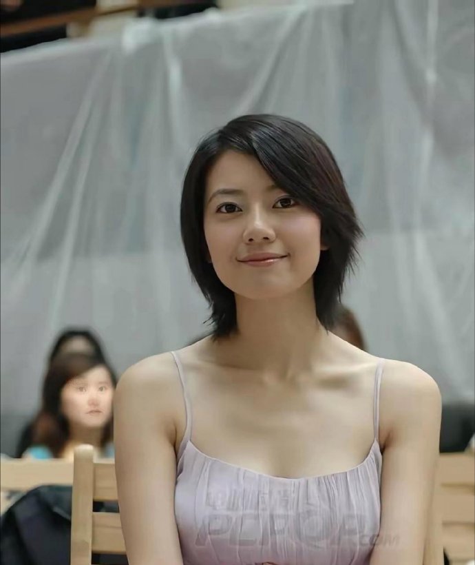 高圆圆早期活动现场，那时的她确实是清纯的代名词，笑容甜美宛如初恋。​​​