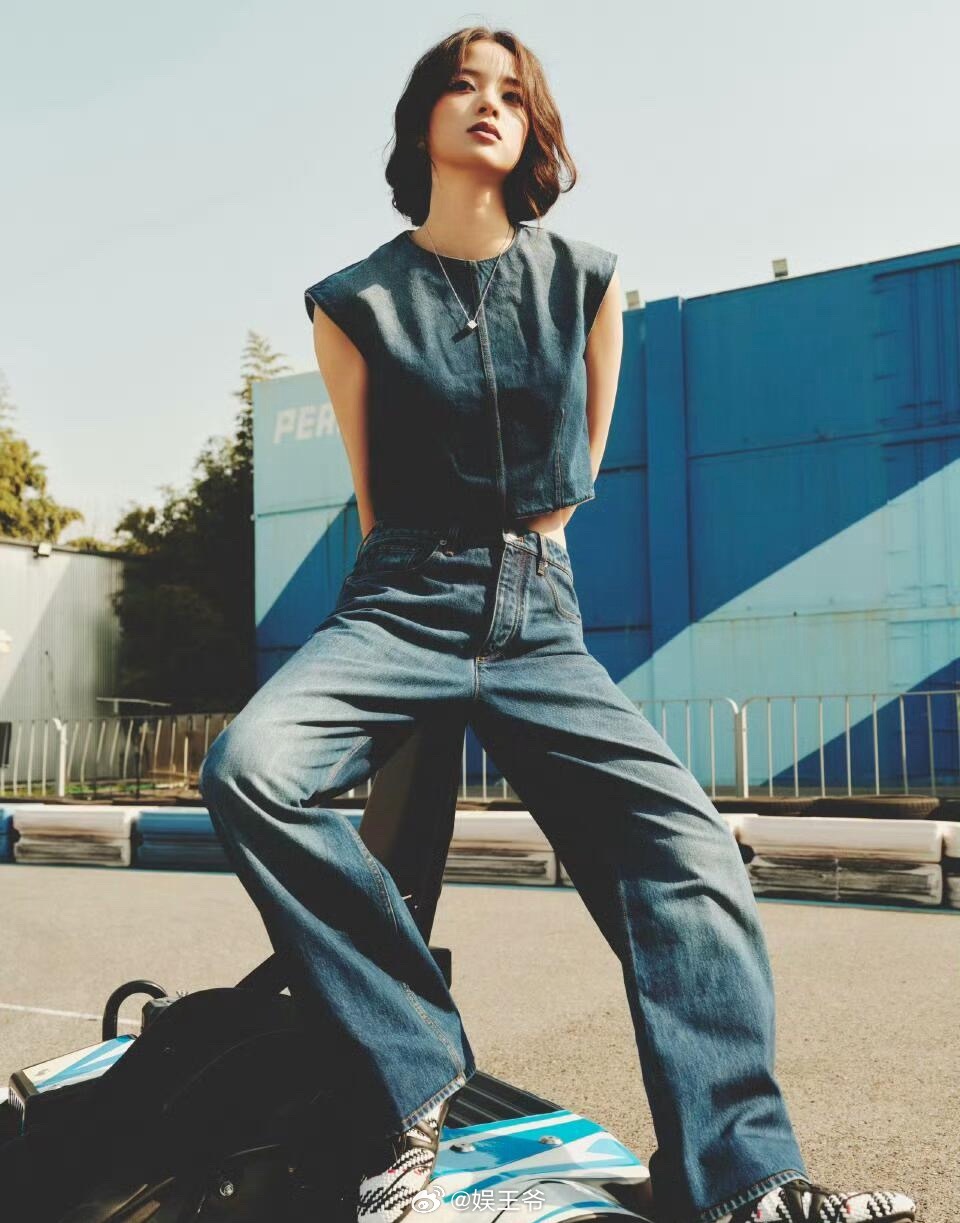 欧阳娜娜露腰牛仔套装现身F1上海站赛场，又酷又飒！