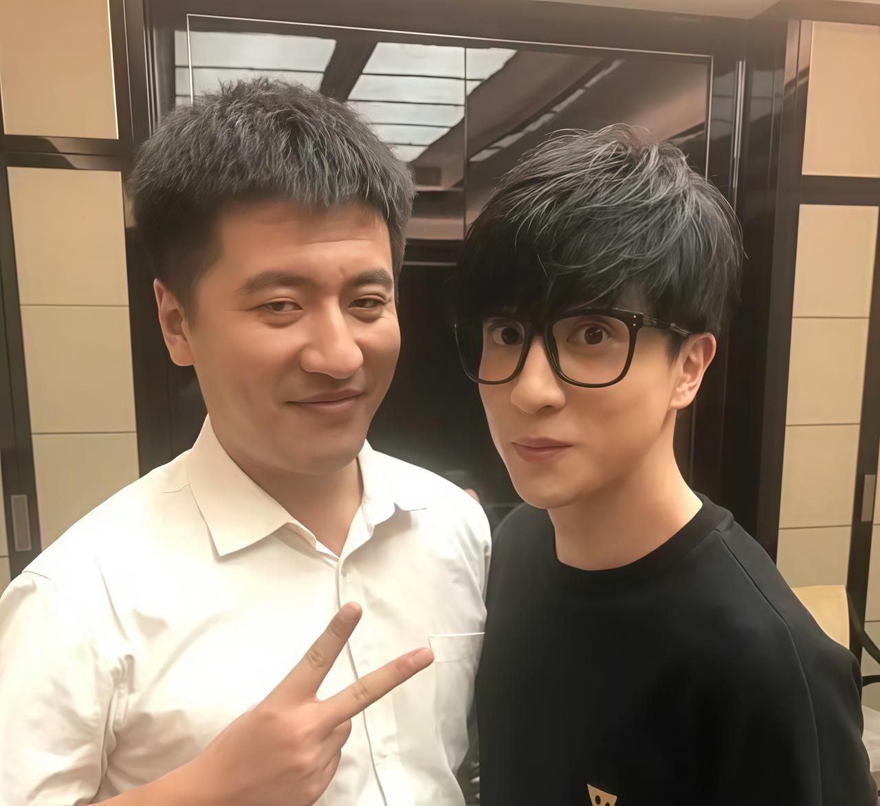 左边是张雪峰，1984年出生。右边是薛之谦，1983年出生。两人曾经一起参加