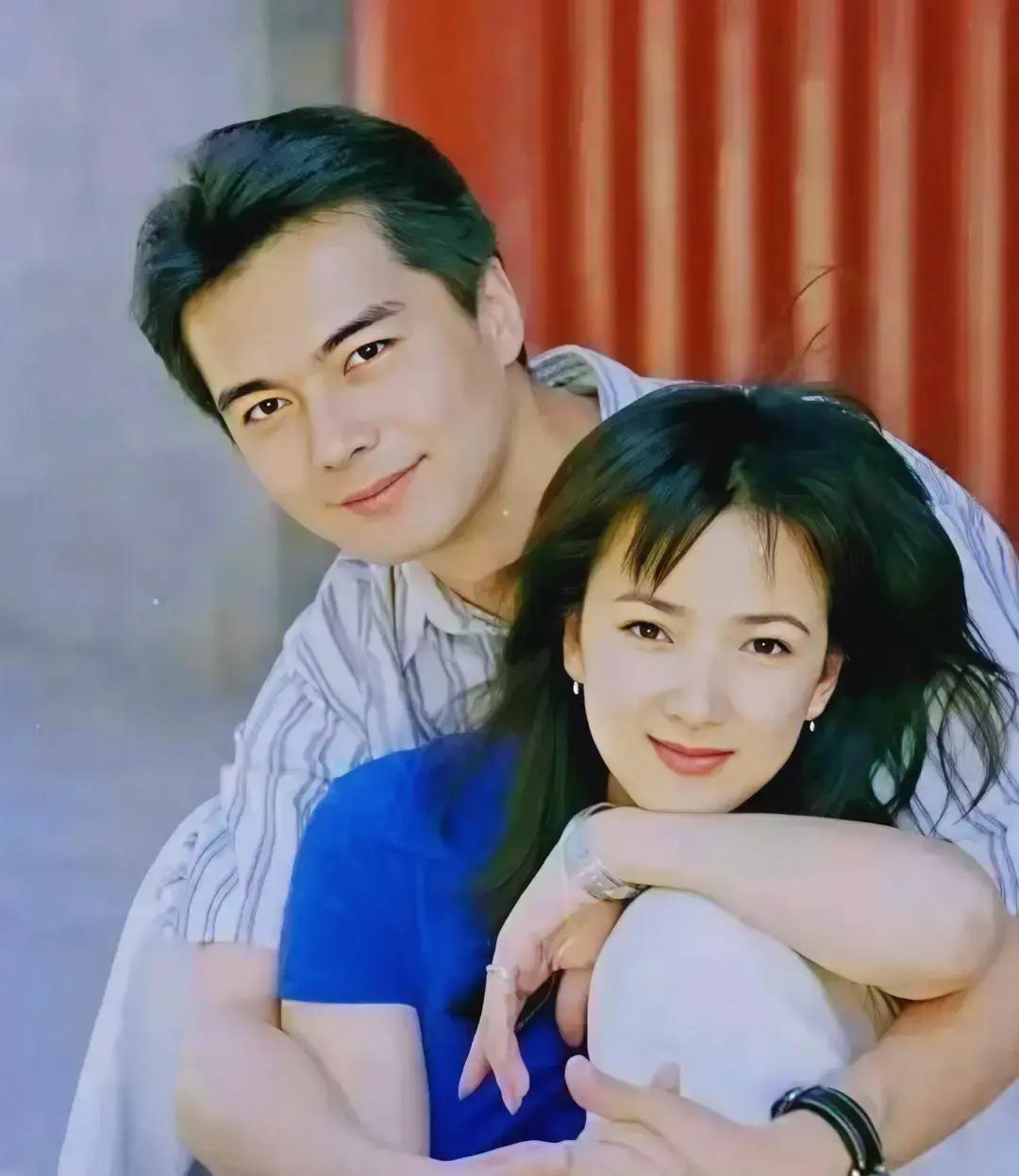 何晴和许亚军，当年拍戏看对眼，1997年闪婚，儿子取名“许何”，把俩姓硬绑在一起