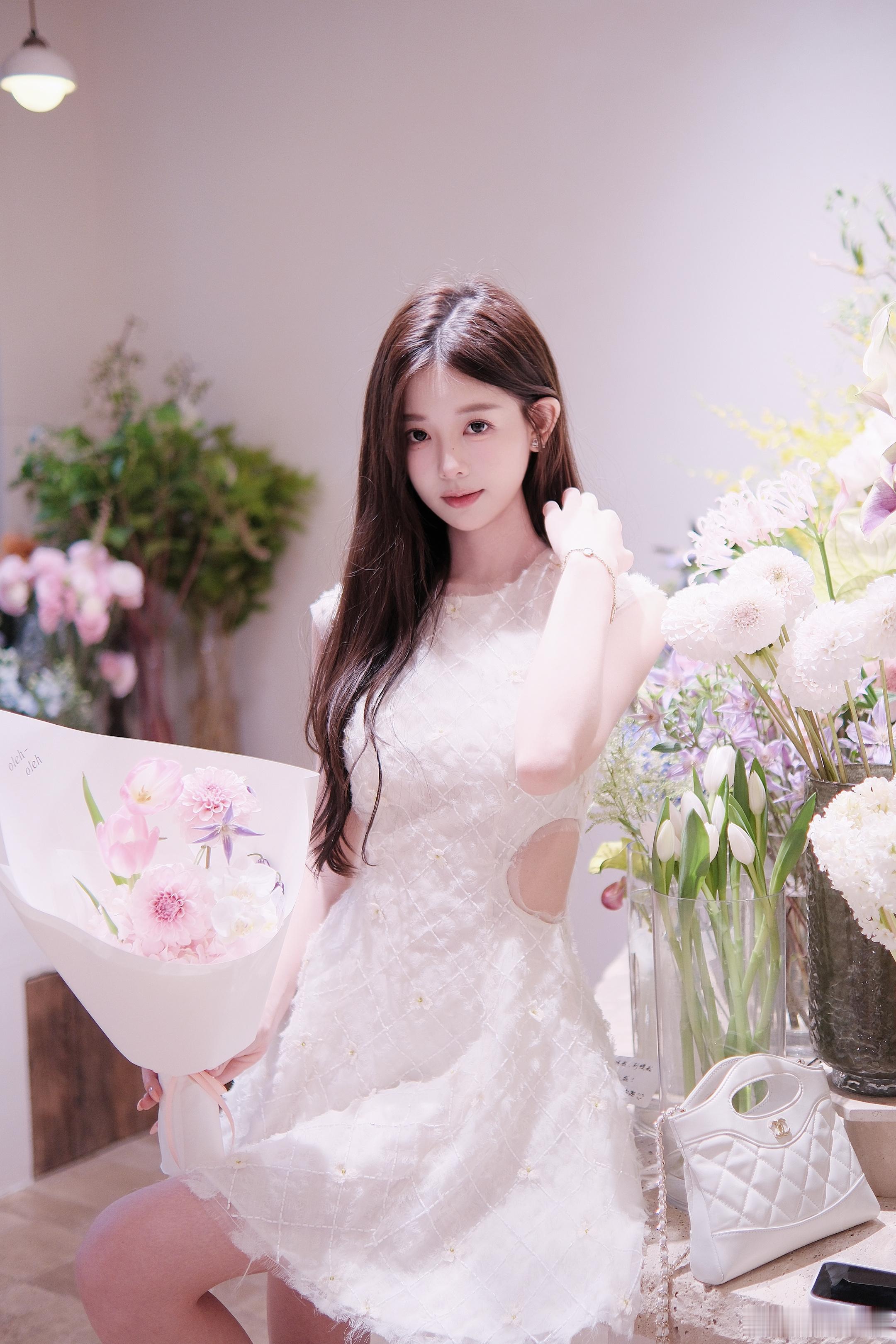 🧚🏻♀️今天的花有点漂亮～来拍照了﻿﻿夏天少女写真夏日穿搭人像摄影今日穿搭